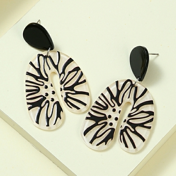 Jewelry - MUST GO! Black Apricot Geometric Earrings